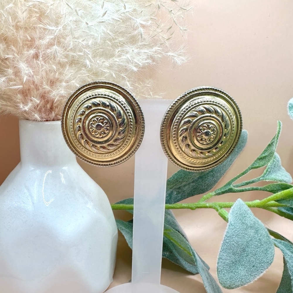 Vintage gold tone 1980’s gold brass round shield clip on earrings